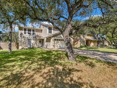 Living area at 6808 Luckenbach LN - 4 bed 2 bath home