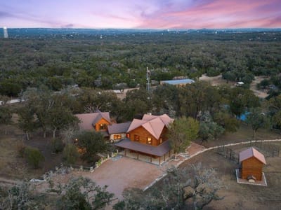 Photo 2 of 40 at 700 Ledgerock RD - 6 bed 4 bath home