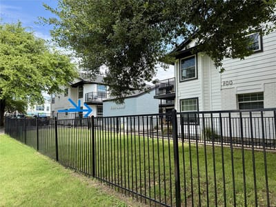 Living area at 700 Nelray BLVD Unit #101 - 2 bed 2 bath home