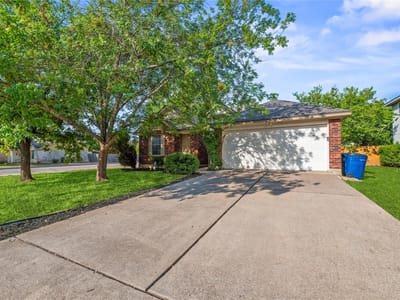 Property photo 3 at 701 Sparkling Brook LN - 4 bed 2 bath home