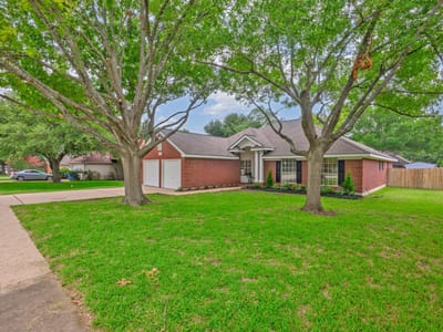 Living area at 705 Split Oak DR - 3 bed 2 bath home