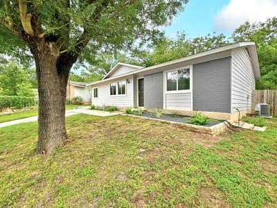 Living area at 707 Great Britain BLVD - 3 bed 2 bath home