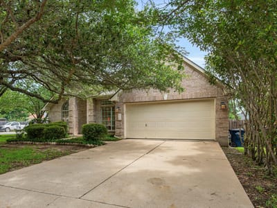 Living area at 707 Ridge View DR - 3 bed 2 bath home