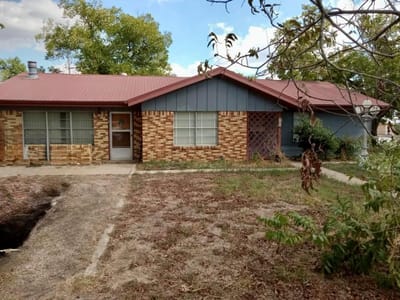 Living area at 709 W 11TH St - 3 bed 1 bath home