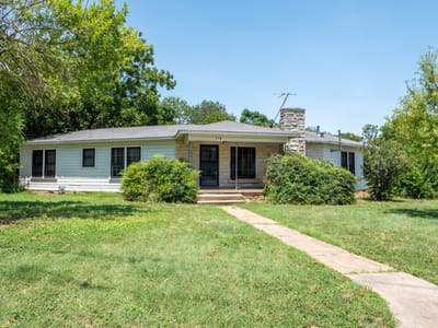 Property photo 2 at 710 E Austin Ave - 2 bed 1 bath home