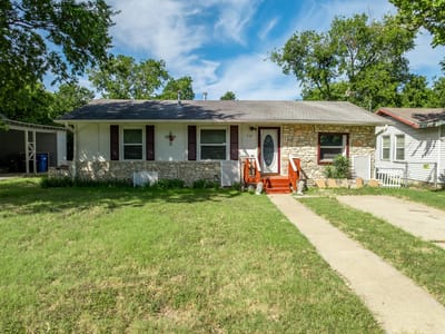 Living area at 710 Mickan ST - 3 bed 1 bath home