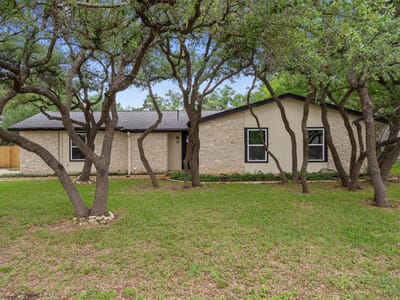Living area at 710 Ruby Isle DR - 3 bed 2 bath home