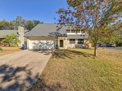 Living area at 7107 Teaberry DR - 3 bed 2 bath home