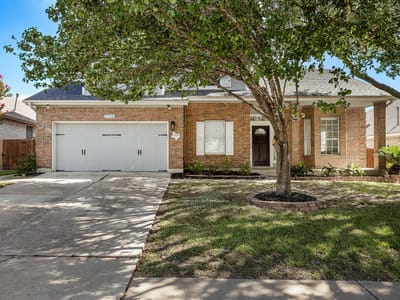 Living area at 7116 Dagon DR - 5 bed 2 bath home
