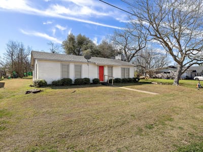 Living area at 712  Vernon St - 3 bed 1 bath home