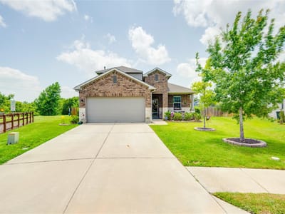 Living area at 713 Bluffview DR - 4 bed 3 bath home