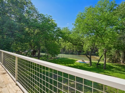 Living area at 716 River Cliff Dr - 3 bed 3 bath home