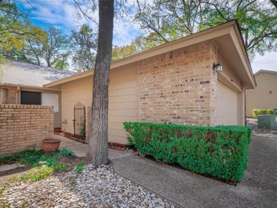 Living area at 7211 Lakewood Dr Unit #E118 - 2 bed 2 bath home
