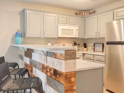 Living area at 730 E Mather St Unit #J202 - 2 bed 2 bath home