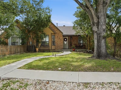Living area at 734 Summerwood DR - 3 bed 2 bath home