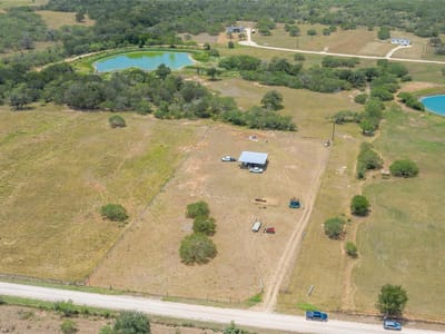 Photo 5 of 9 at 736 Cr 421 Rd - Waelder, Waelder, TX