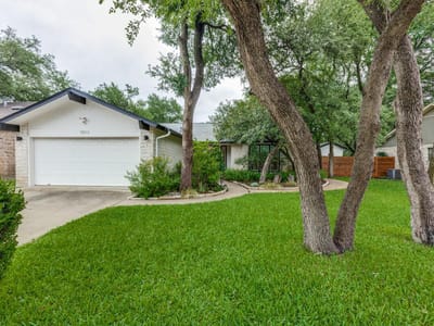 Living area at 7413 Fireoak DR - 3 bed 2 bath home