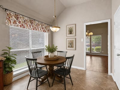Property photo 4 at 747 Westbury LN - 4 bed 2 bath home