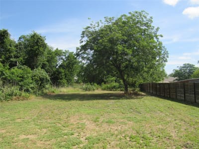 Living area at 748 W Elm ST - Arb Bartlett, Bartlett, TX