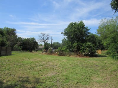 Bathroom at 748 W Elm ST - Arb Bartlett, Bartlett, TX