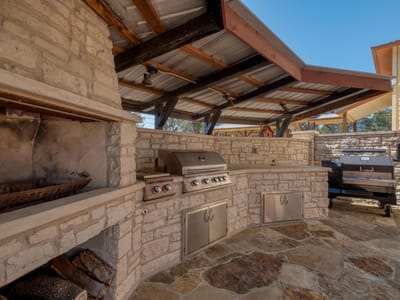 Living area at 7600 Deer RUN - 3 bed 3 bath home