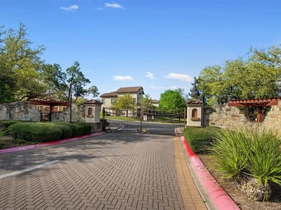 Living area at 7800 Southwest Pkwy Unit #2020 - 3 bed 2 bath home
