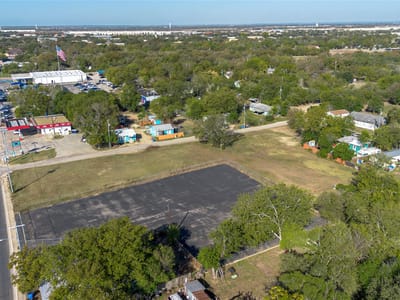 Living area at 784 W Court St - West #1, Seguin, TX