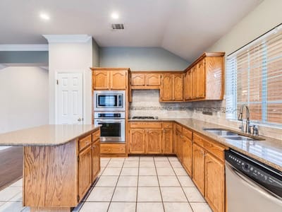 Property photo 5 at 7903 Henry Kinney ROW - 3 bed 2 bath home