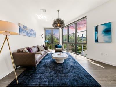Living area at 800 Embassy Dr Unit #337 - 2 bed 2 bath home
