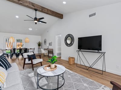 Living area at 800 Huntingdon PL - 3 bed 2 bath home