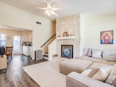 Living area at 800 Terrell Hill DR - Oak Ridge Heights Sec 03, Austin, TX
