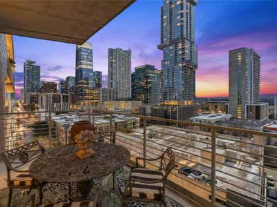 Living area at 800 W 5th ST Unit #1001 - 2 bed 2 bath home