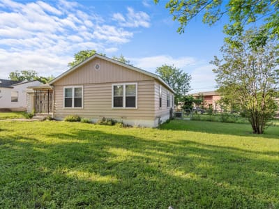 Living area at 801 Evetts RD - 3 bed 1 bath home