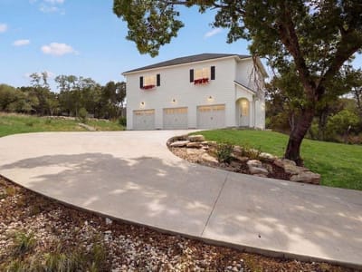 Property photo 4 at 8018 and 8023 Lakeview - 6 bed 3 bath home