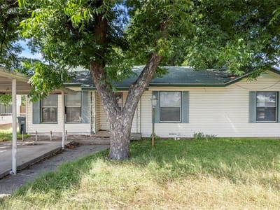 Living area at 803 E Avenue G Ave - 3 bed 1 bath home