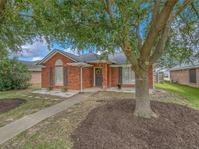 Living area at 805 Azalea CT - 3 bed 2 bath home