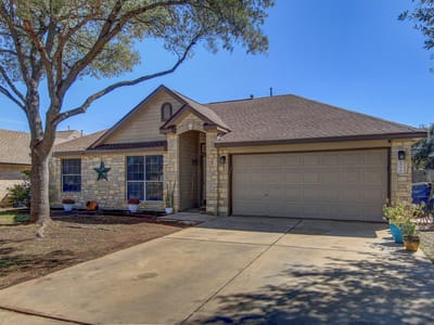Living area at 806 Ridge View Dr - 3 bed 2 bath home
