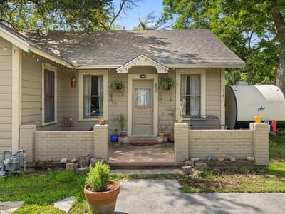 Primary bedroom at 807 Cecelia ST - 2 bed 1 bath home