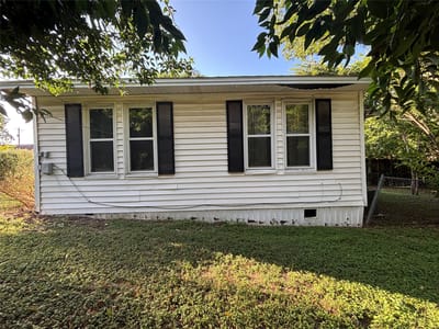 Primary bedroom at 807 S Elm ST - 2 bed 1 bath home