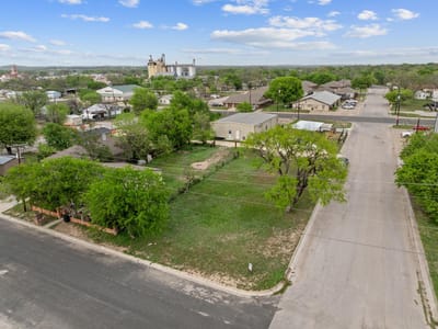 Living area at 807 S MAIN St - A H Barnes, Lampasas, TX