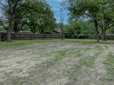 Property photo 3 at 809 E Fannin ST - O T Luling, Luling, TX