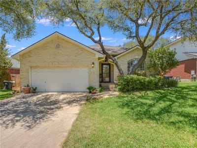 Living area at 809 Hilltop DR - 3 bed 2 bath home