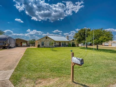 Property photo 2 at 809 Skyline DR - 3 bed 2 bath home
