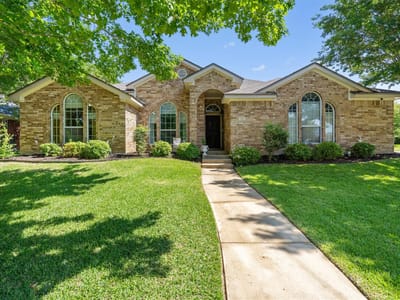 Living area at 810 Heather Marie CT - 4 bed 2 bath home