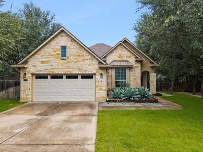 Living area at 8112 Alophia DR - 4 bed 2 bath home