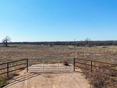 Living area at 8150 Old Colony Line Rd - OCLR Acres, Dale, TX
