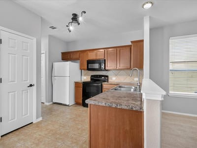 Property photo 5 at 816 Craters Of The Moon BLVD - 3 bed 2 bath home