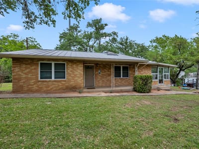 Living area at 817 County Road 126 - 2 bed 1 bath home