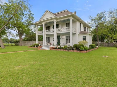Living area at 819 Hackberry St - 6 bed 4 bath home