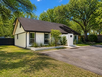 Living area at 819 Sahara Ave - Turtle Creek Estates Sec 01, Austin, TX